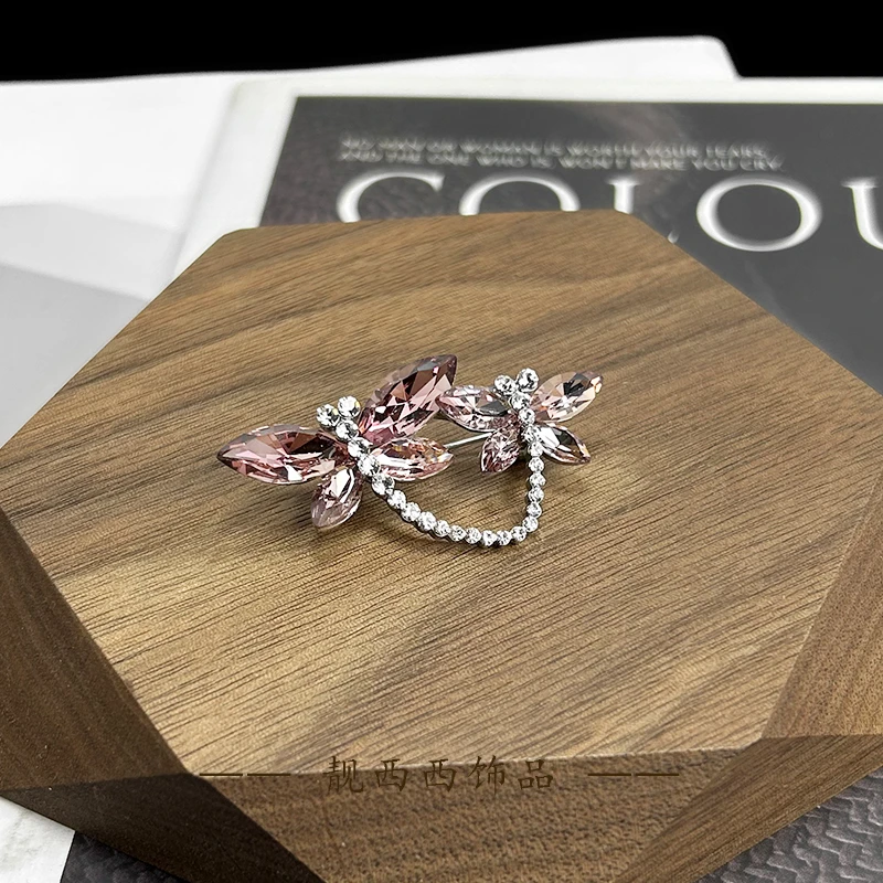 铜合金仿水晶胸针 【LXX靓西西】267 设计风玫粉竹蜻蜓4.5厘米胸针