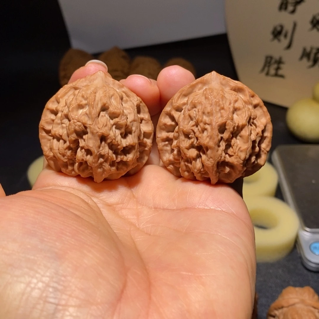 文玩核桃吊坠梨木台43