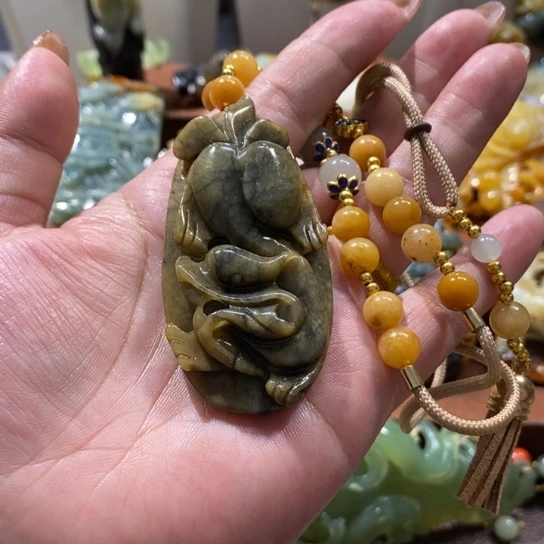 蛇纹石玉未镶嵌颈饰