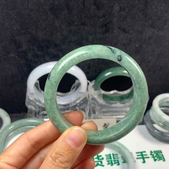 翡翠未镶嵌手镯59号。 56.2圈