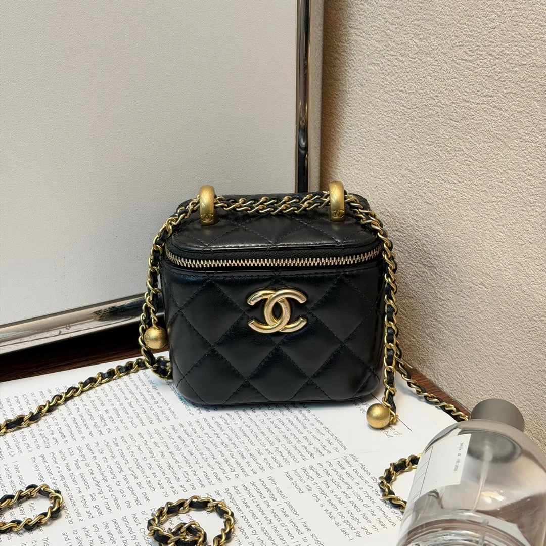 95新 Chanel/香奈儿 黑金 牛皮 双金珠化妆盒小废包/697913443
