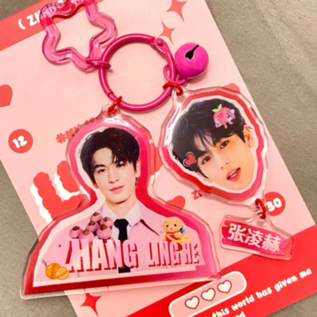 张凌赫红色闪粉滴胶钥匙扣