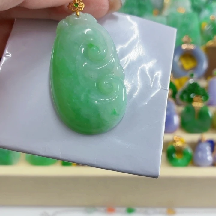 翡翠18K金镶嵌颈饰