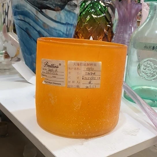 琉璃花瓶高15厘米宽15厘米