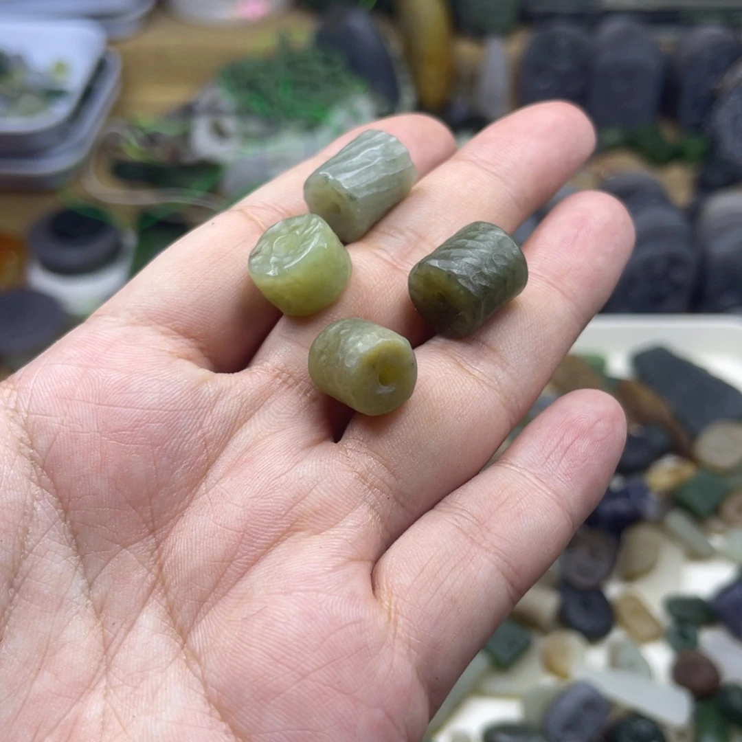 清***河和田玉未镶嵌颈饰有瑕疵