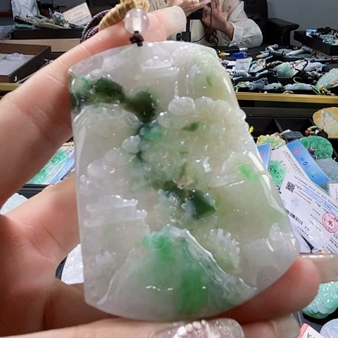 翡翠未镶嵌颈饰一个