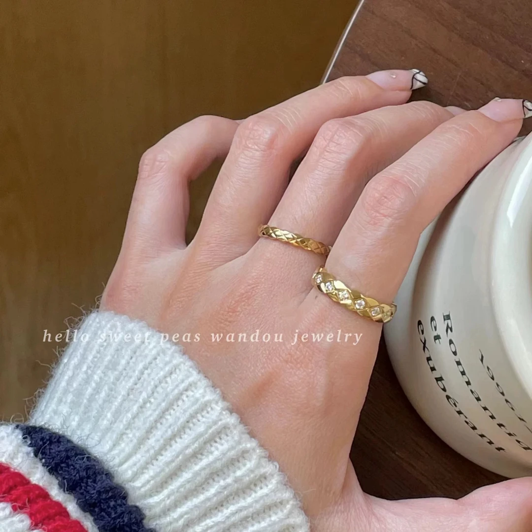 钛钢合成锆石戒指 不褪色菱格纹锆石闪高级闭口简约轻奢戒指A29