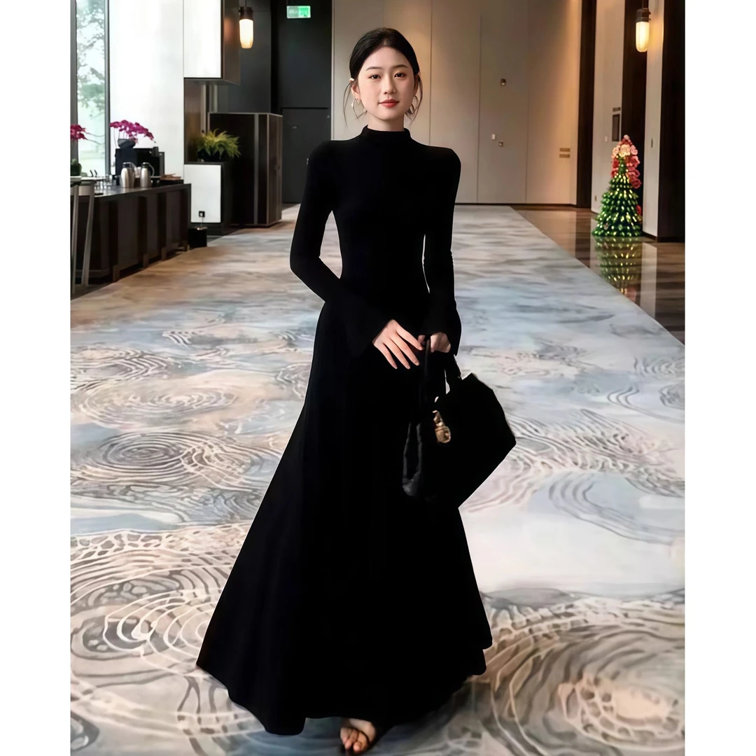 法式高级感黑色长袖连衣裙秋冬新款修身显白显瘦半高领打底针织裙