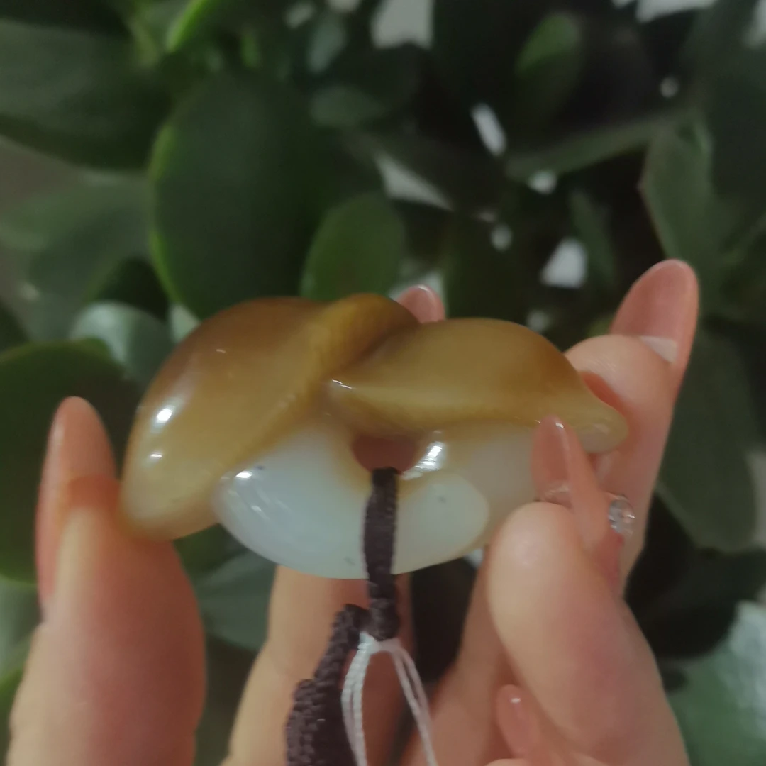新疆和田玉菌子糖白挂件