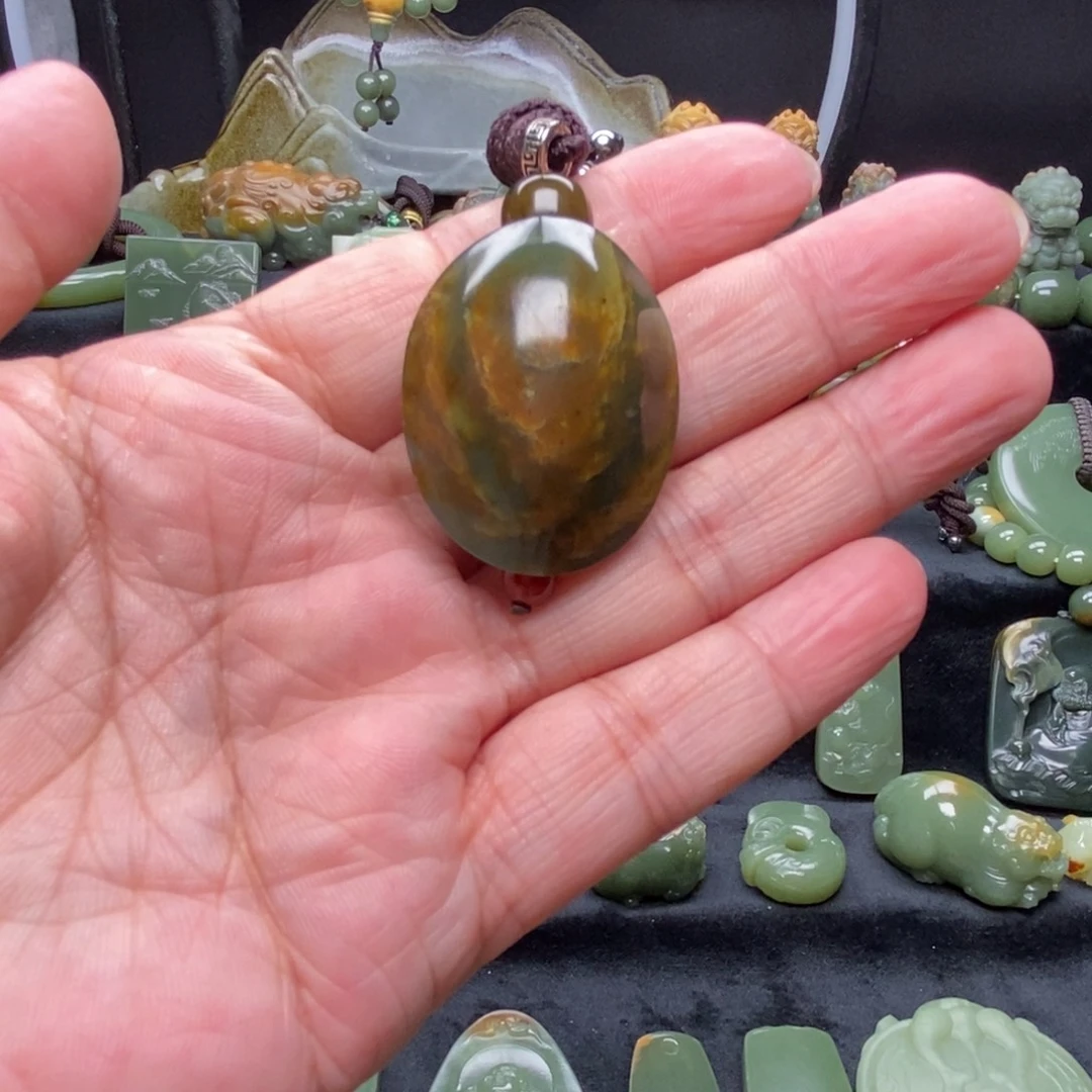 未镶嵌岫岩河磨玉（透闪石质玉）挂件