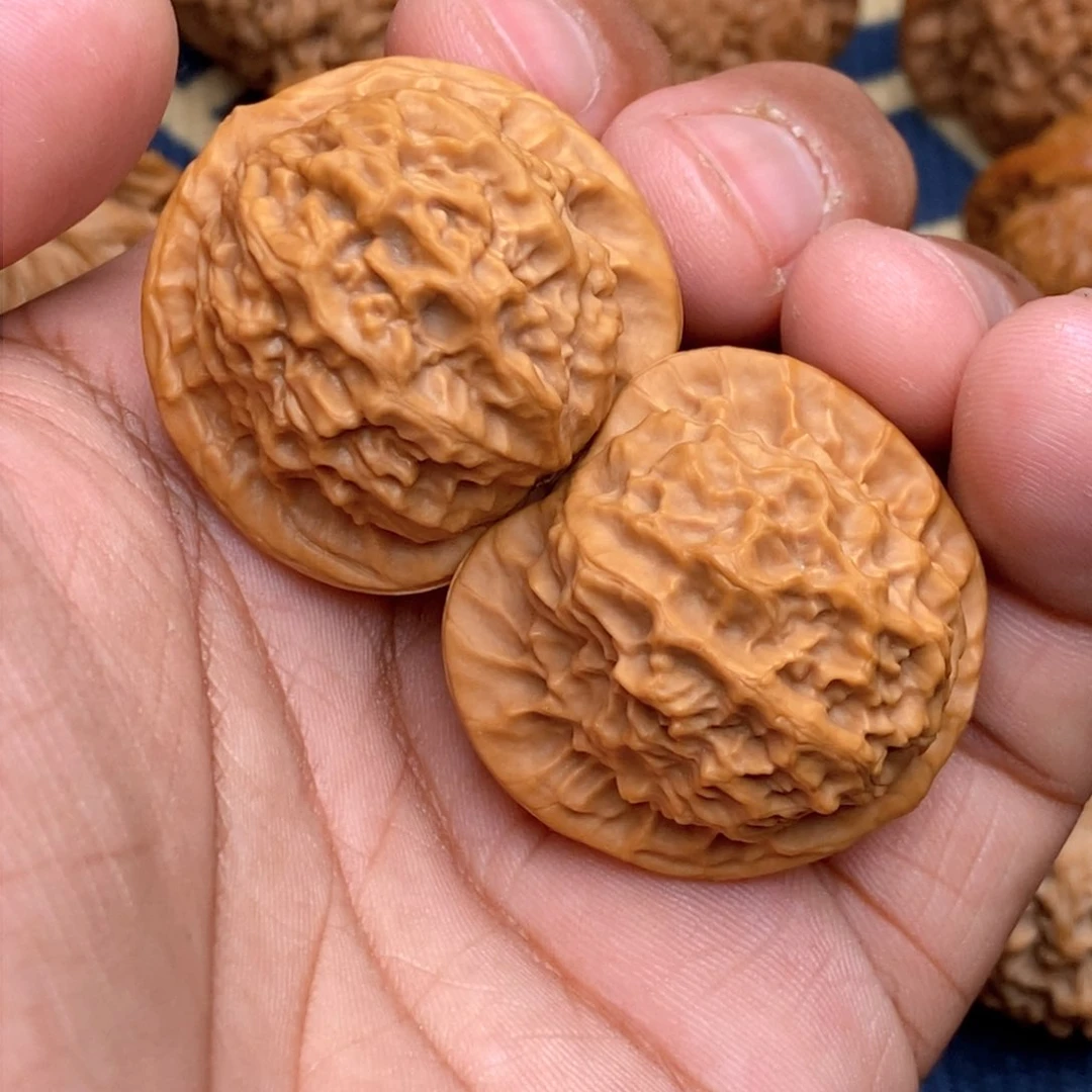 文玩核桃吊坠地***王瓷娃娃