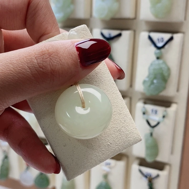 狻***猊和田玉未镶嵌颈饰