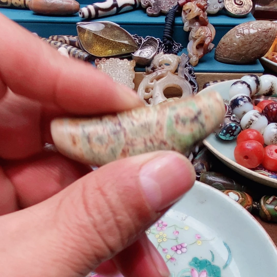 DIY琉璃奕珠子的颜色是蓝色的