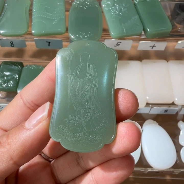 和田玉颈饰未镶嵌正宗俄碧七号矿粉青阴刻地藏王菩萨