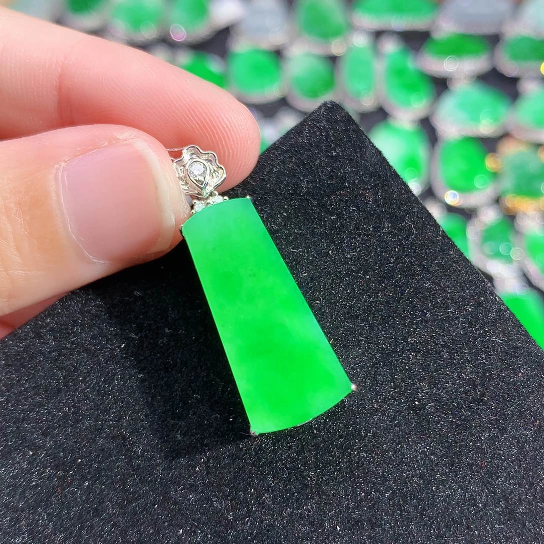 颈饰18K金镶嵌翡翠