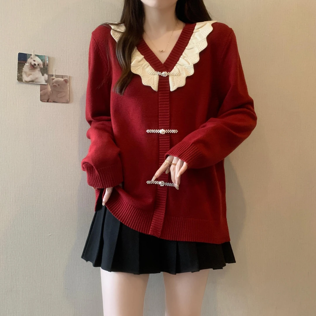 洋派花边V领珍珠盘扣新中式红色毛衣秋冬大尺码女装胖mm针织衫上