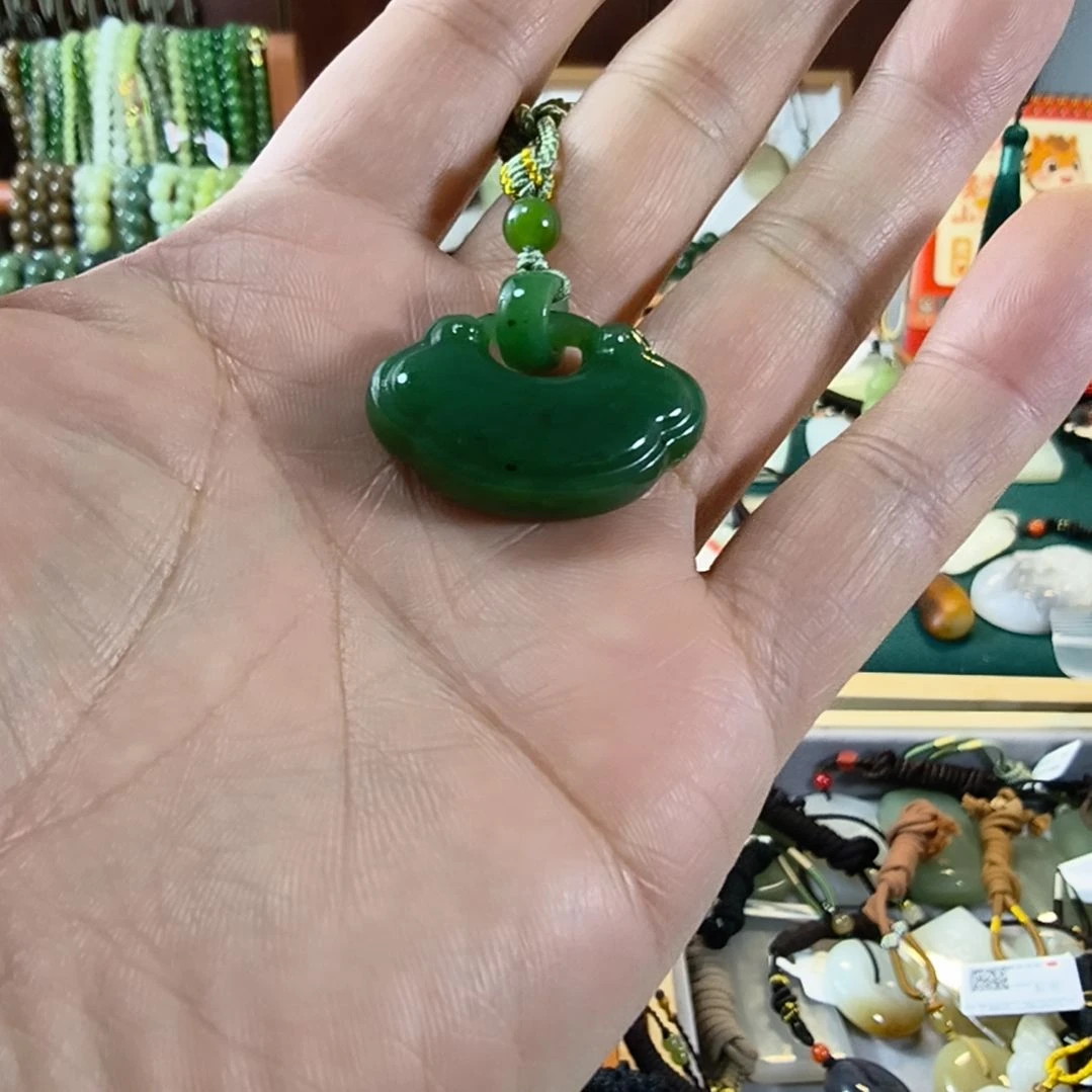 余***温和田玉未镶嵌颈饰