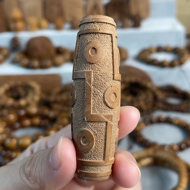 用***6木老山檀香九眼天珠瑕疵雕刻件