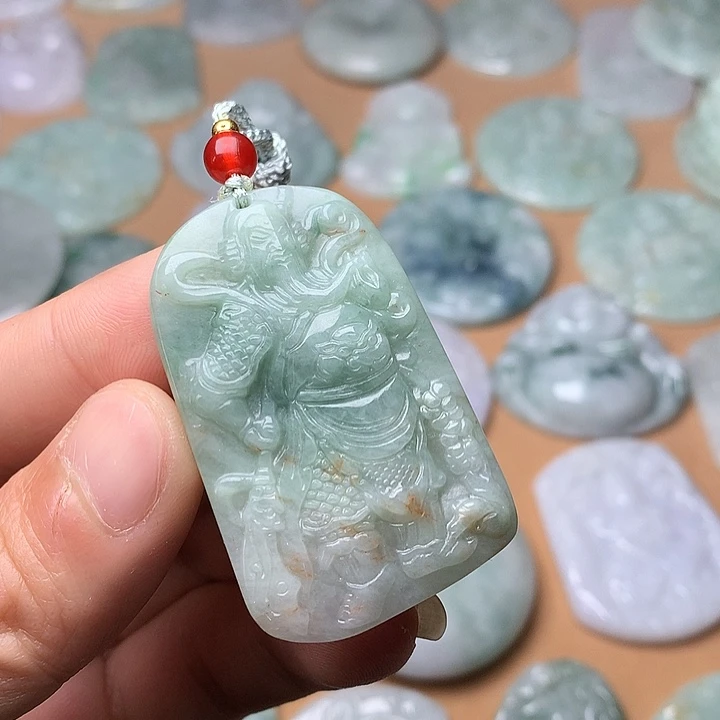 翡翠未镶嵌颈饰关公