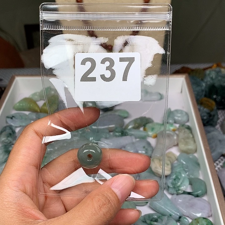 翡翠未镶嵌颈饰白*印翡翠