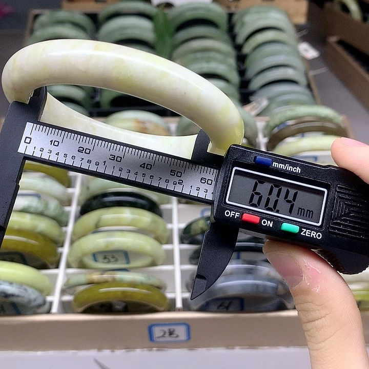 蛇纹石玉未镶嵌手镯65