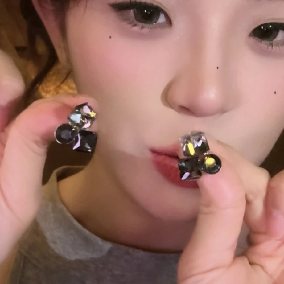 铜合金耳饰 复古风秋冬黑色立体钻耳环高级感小众设计独特耳钉