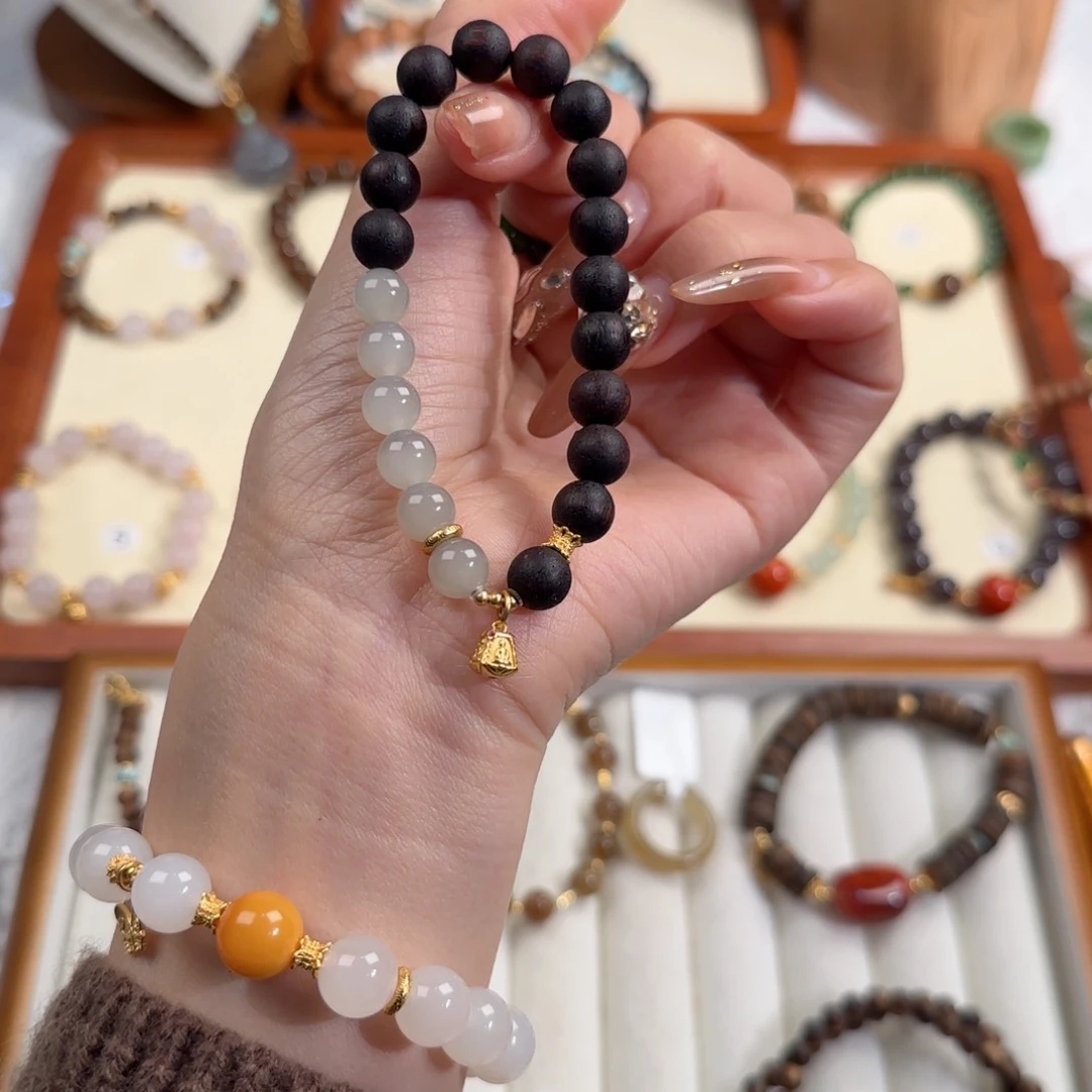 和田玉手串未镶嵌凹**?