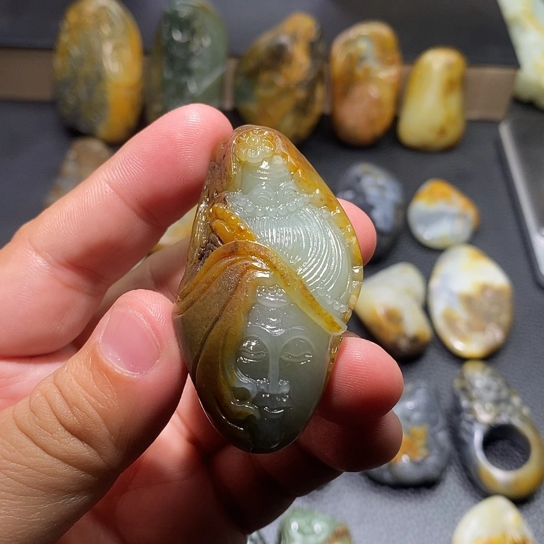 林***和田玉未镶嵌颈饰