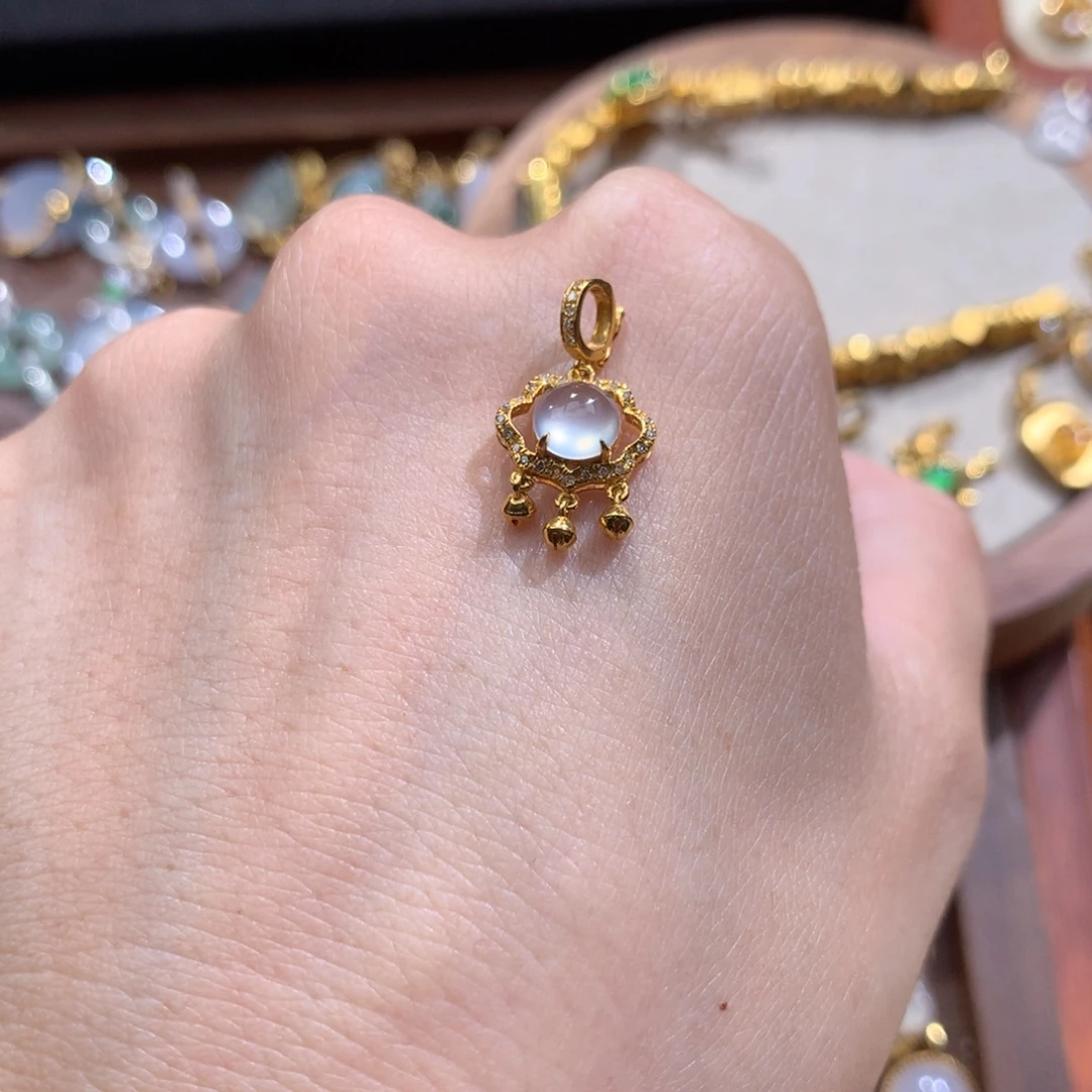 宁***菜翡翠18K金镶嵌颈饰翡翠