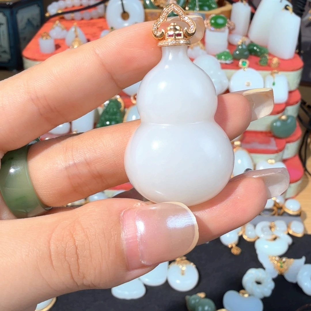 颈饰足金镶嵌和田玉