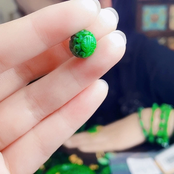 翡翠未镶嵌颈饰多样性