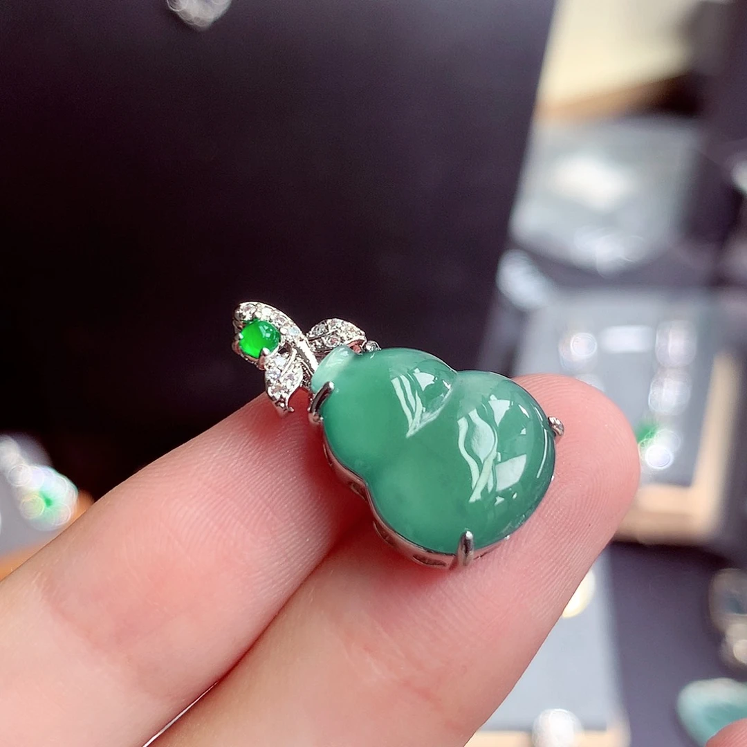 翡翠未镶嵌颈饰挂件