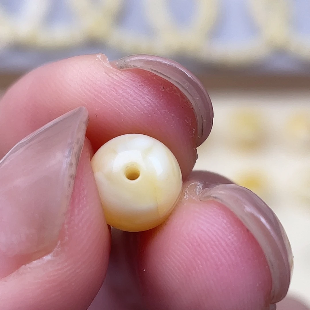 琥珀未镶嵌裸石8.2mm