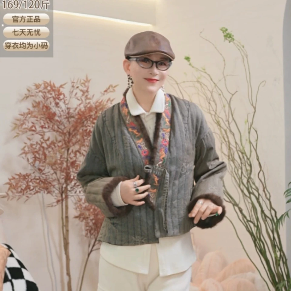 爱舞服饰 冬季新款 短款皮毛一体刺绣盘扣羽绒服休闲新中式