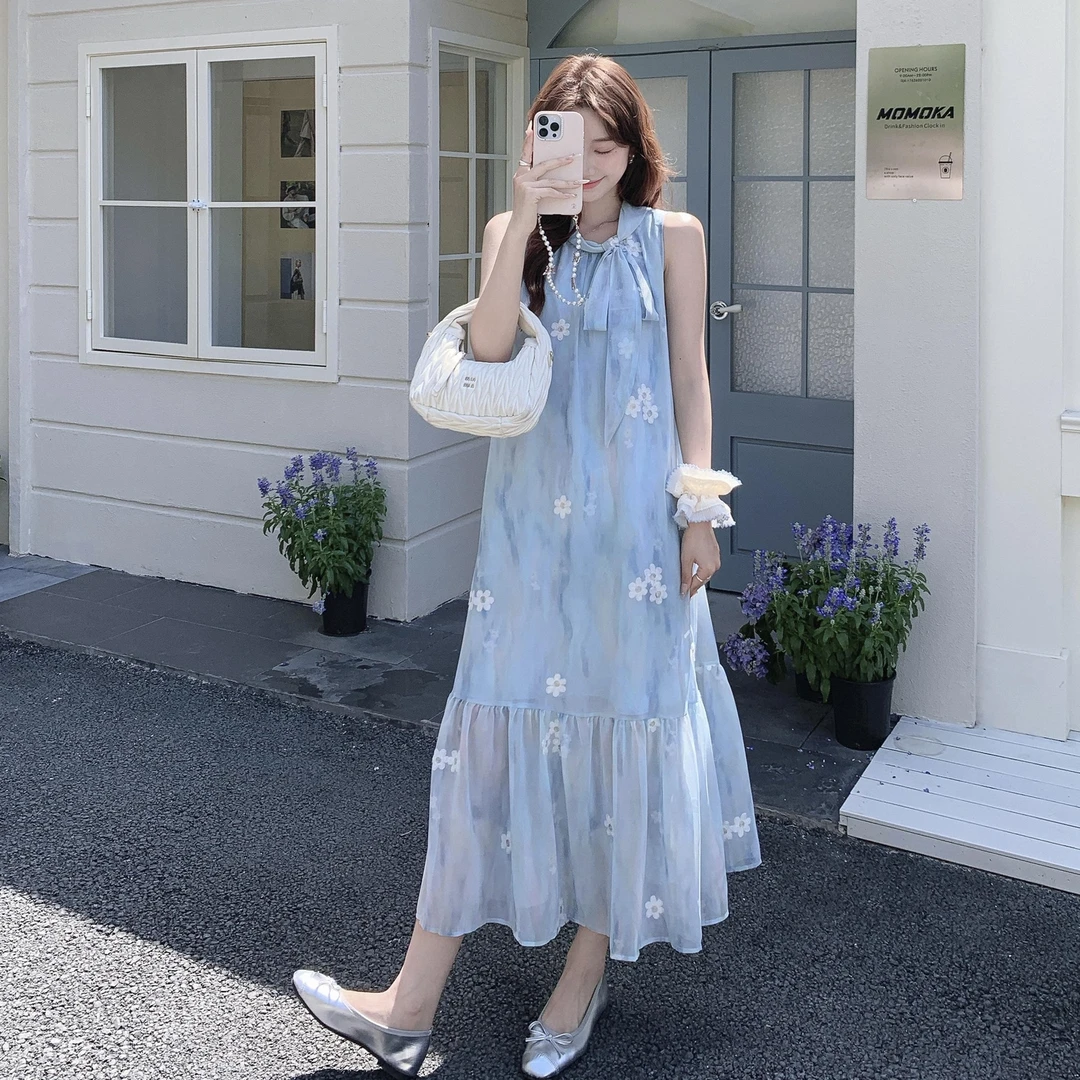 仙女度假风连衣裙2025夏季新款蓝色立体花朵挂脖宽松超显瘦中长裙