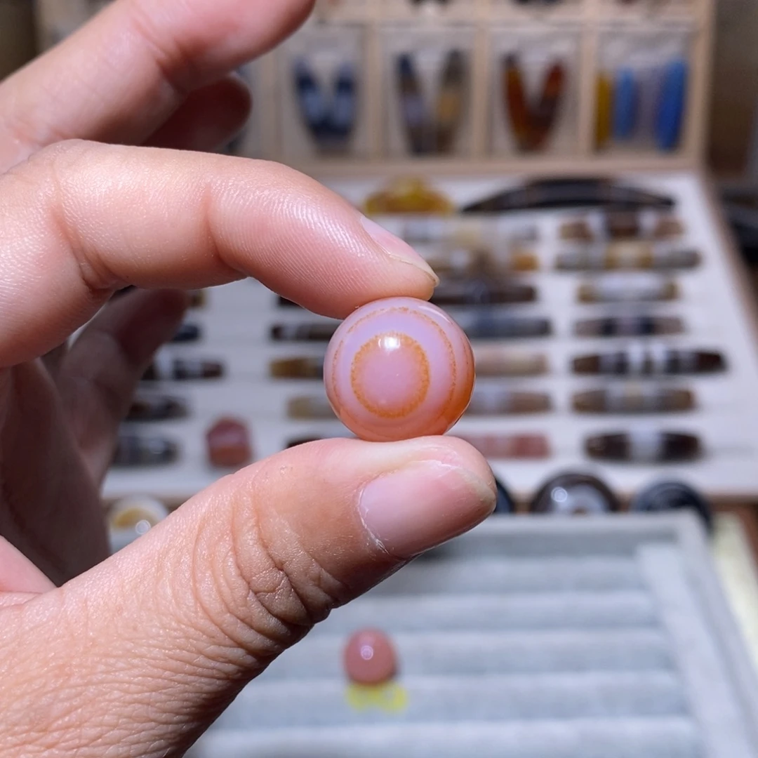 玛瑙/玉髓颈饰未镶嵌是****?