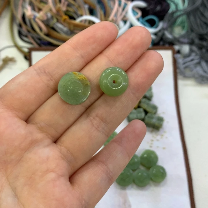 浅***然岫岩河磨玉（透闪石质玉）未镶嵌挂件
