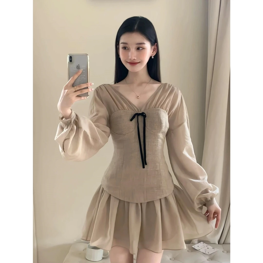 法式宫廷风V领鱼骨收腰连衣裙女温柔独特绝美显瘦直筒休闲a字短裙