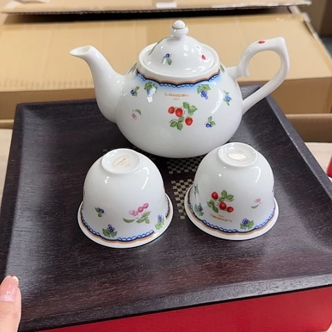 精品瓷器。