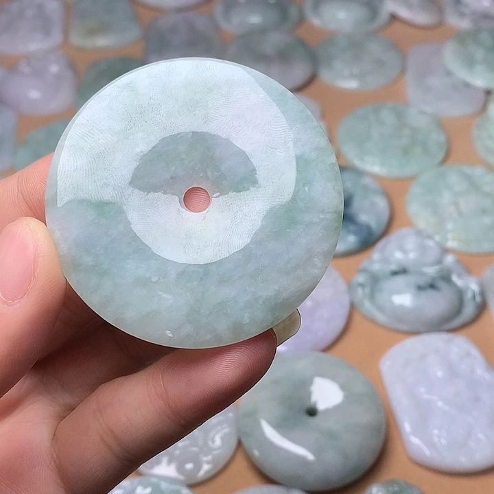 翡翠未镶嵌颈饰平安扣
