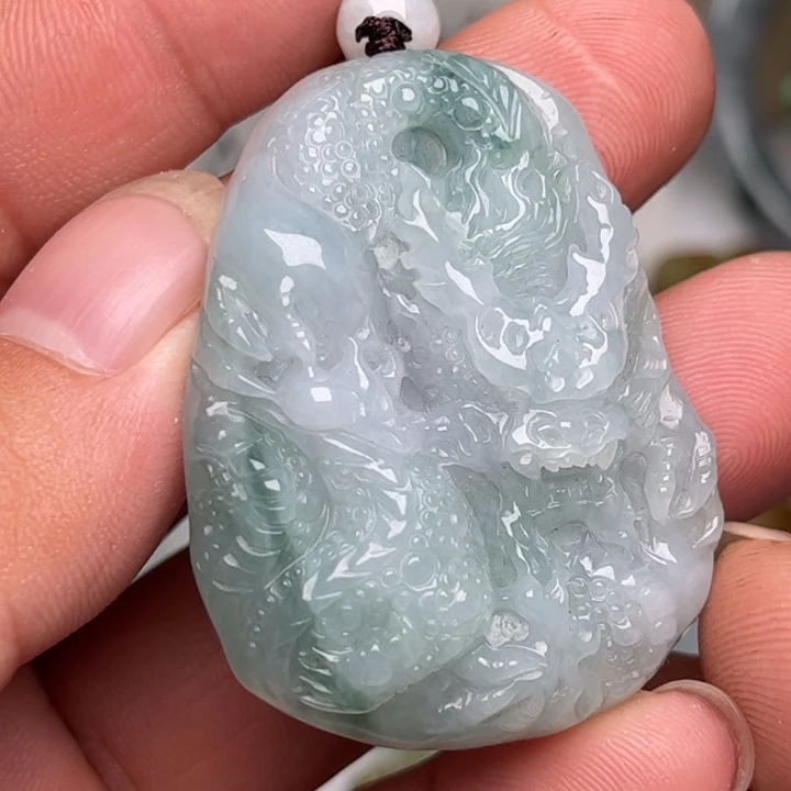 翡翠未镶嵌颈饰龙