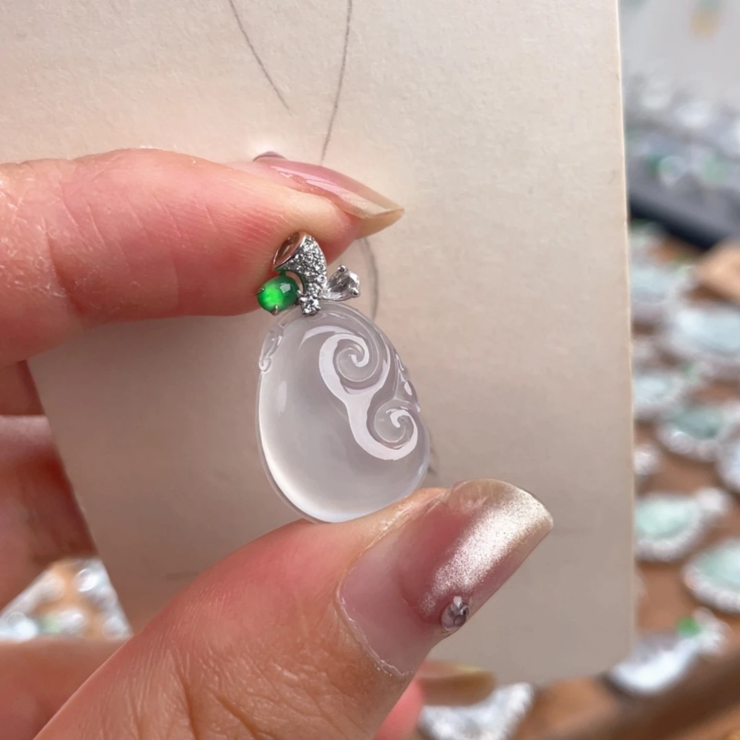 翡翠18K金镶嵌颈饰如意