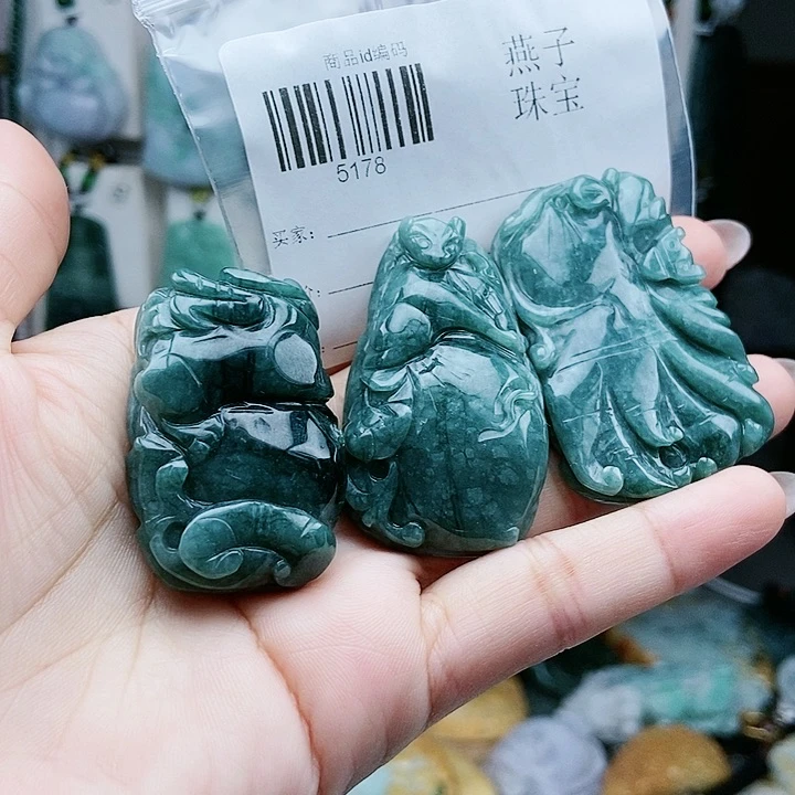 颈饰足铂镶嵌翡翠翡翠