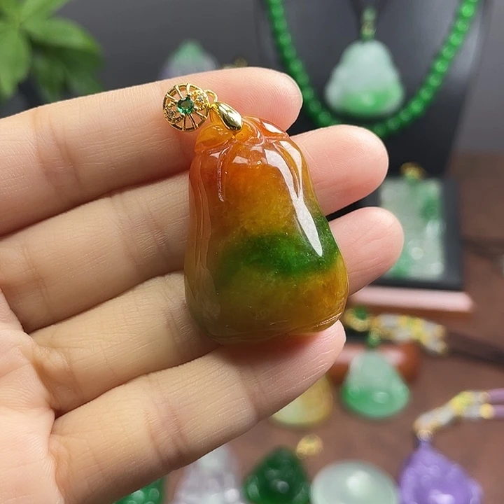 翡翠未镶嵌吊坠(赠链)