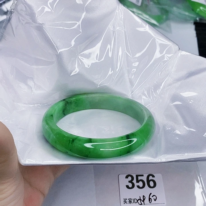翡翠未镶嵌手镯一图一物实物为准（微瑕处理）