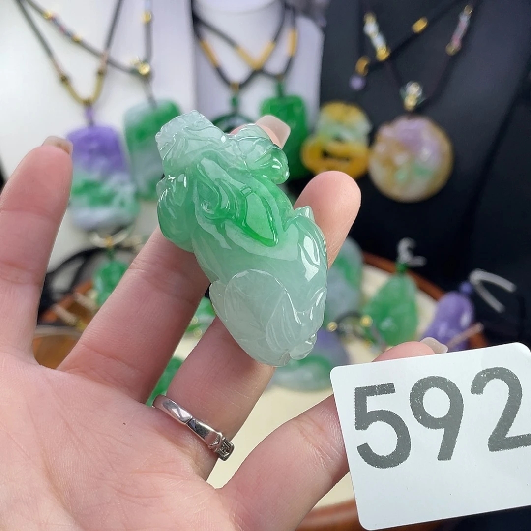 翡翠未镶嵌吊坠(赠链)