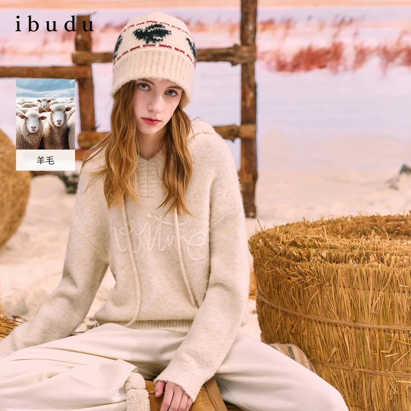 三彩ibudu2025冬季新款连帽针织衫字母毛衫宽松套头衫女