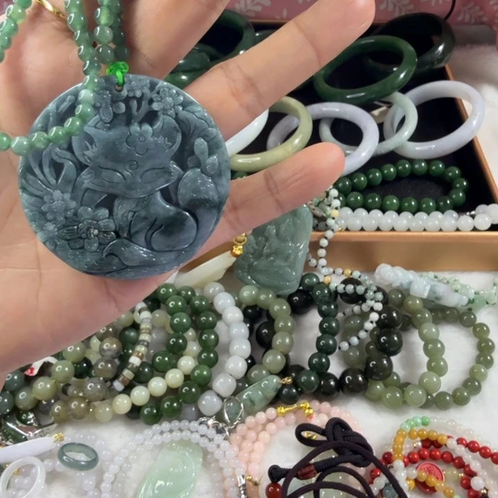 翡翠未镶嵌颈饰一套30