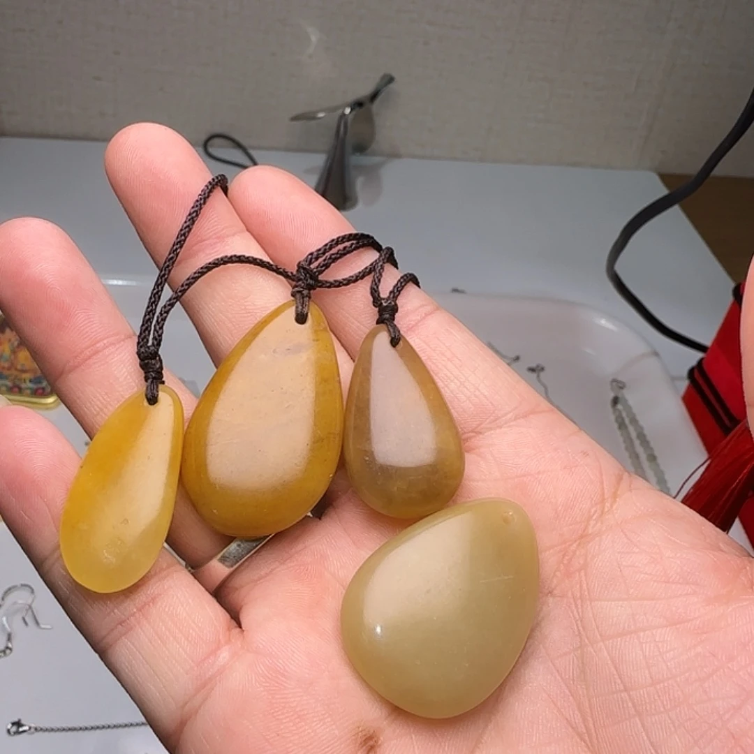 石英质玉（金丝玉）合金颈饰