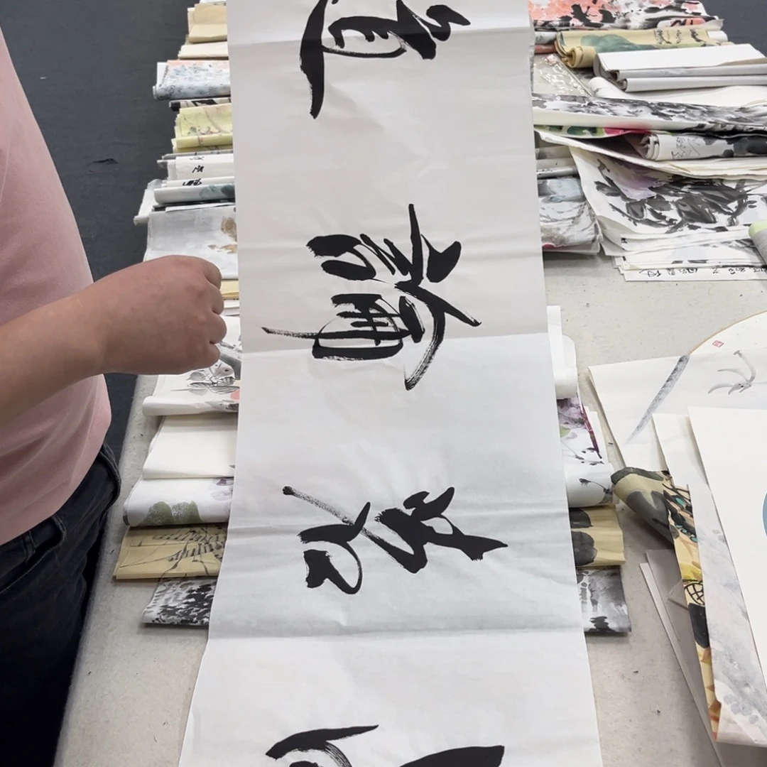 国画卖字画的小男孩